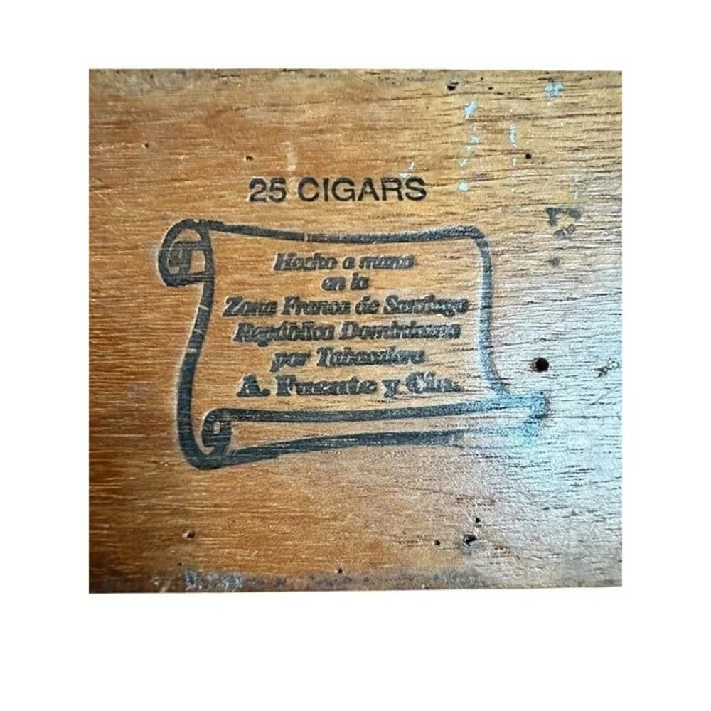 Vintage A-Fuente Flor Fina 8-5-8 Wooden Cigar Box Empty for 25 Cigars with Clasp - Picture 3 of 6